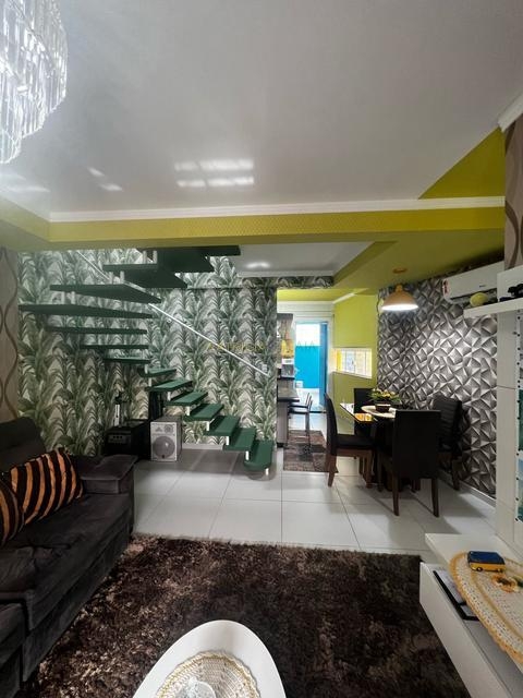 Sobrado à venda em Camboriú, Santa Regina, com 2 suítes, com 84 m²