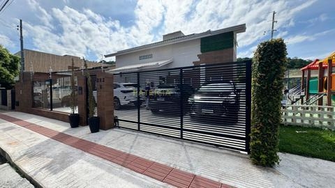Casa à venda em Balneário Camboriú, Nova Esperança, com 3 quartos, com 160 m²